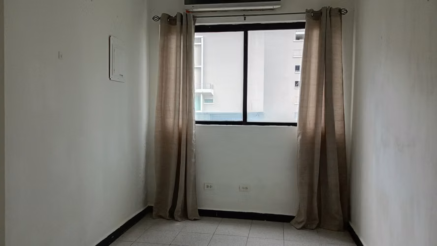 25-8916RG Marbella: Oficina Consultorio Local en Venta Royal Center.