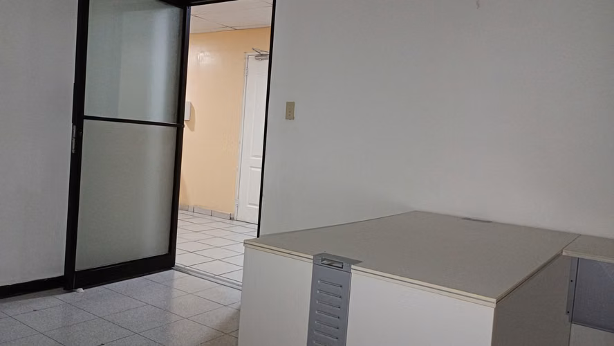 25-8916RG Marbella: Oficina Consultorio Local en Venta Royal Center.