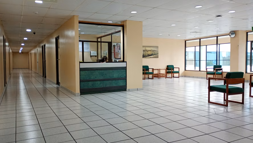 25-8916RG Marbella: Oficina Consultorio Local en Venta Royal Center.