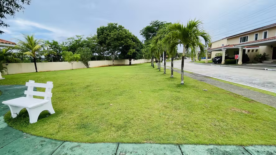 Venta de casa en Brisas del Golf Villa Tivoli AK