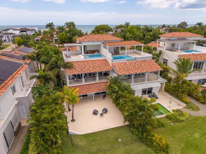 Townhouse de Lujo de 3 Niveles con Rooftop Privado en Buenaventura