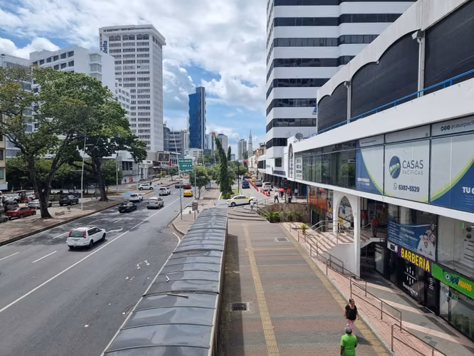 Venta de Local Comercial en Vía España, Plaza Concordia, 192m²