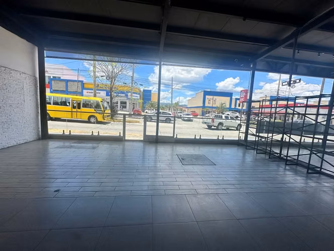 Local en Esquina con Terraza: Máxima Exposición en Brisas Mall - AF