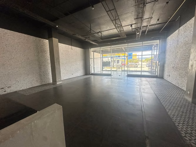 Local en Esquina con Terraza: Máxima Exposición en Brisas Mall - AF