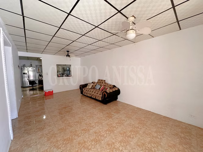 Se Vende! Amplia Casa con Apartamento Adosado en Nueva Gorgona - Imagen 4