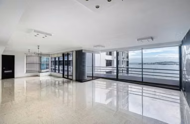 Venta de apto en Ave. Balboa, Ph Los Delfines- ganga