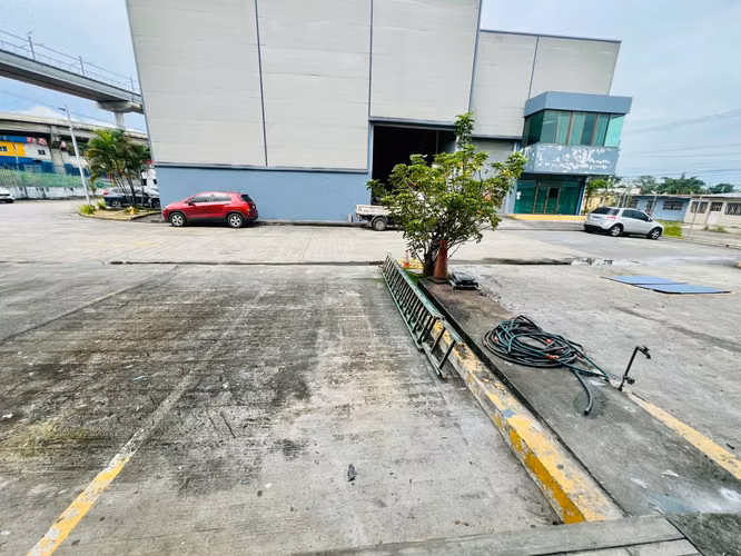 Galera ofi bodega en venta por inversión en Las Mañanitas