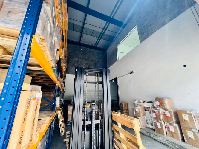 Galera ofi bodega en venta en Las Mañanitas Remate