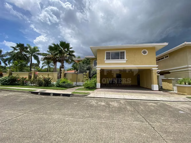 Urbanización PH Costa Dorada – Casa en Venta