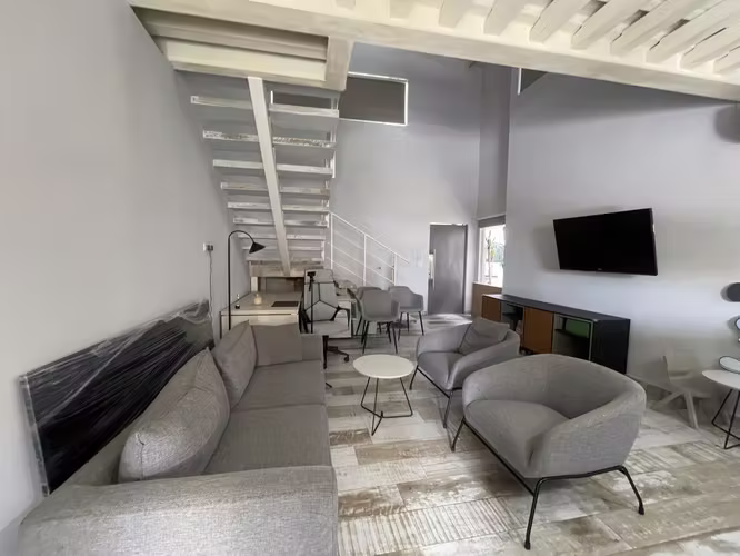 Casa Comercial con Piscina + Loft Integrado | Ideal para Empresa y Vivienda