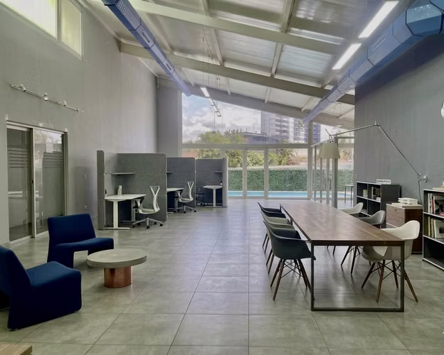 Casa Comercial con Piscina + Loft Integrado | Ideal para Empresa y Vivienda