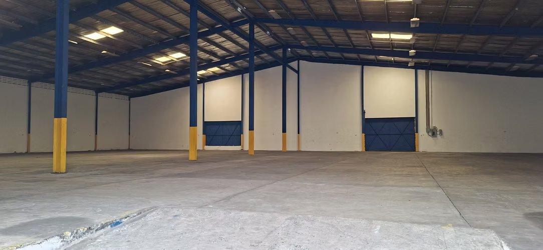 Alquilo Galera 1400m2, Estacion del Metro San Isidro