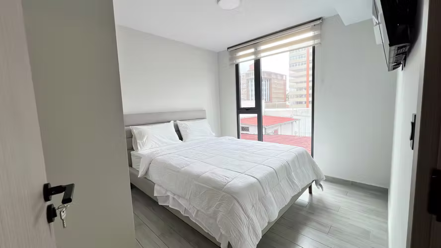Acogedor Apartamento CORTA ESTANCIA Cerca de Avenida Balboa – Piscina & Coworking