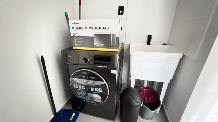 Acogedor Apartamento CORTA ESTANCIA Cerca de Avenida Balboa – Piscina & Coworking