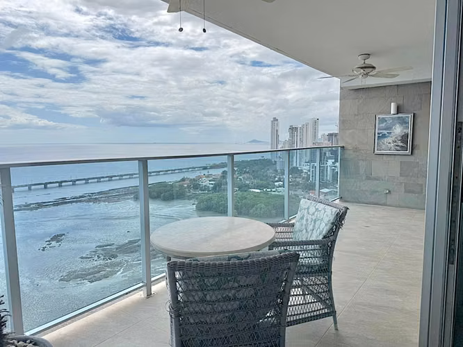 Exclusivo Apartamento Remodelado con Vista Directa al Mar en NAUTICA, Coco del Mar.