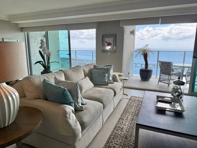 Exclusivo Apartamento Remodelado con Vista Directa al Mar en NAUTICA, Coco del Mar.