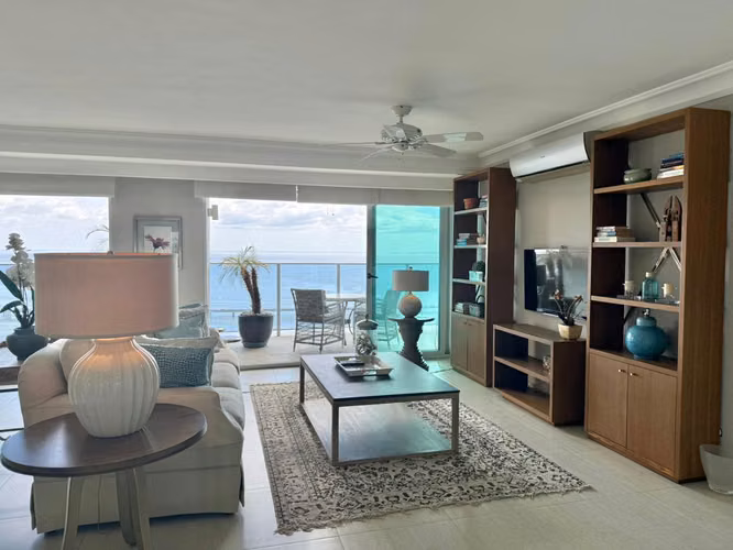 Exclusivo Apartamento Remodelado con Vista Directa al Mar en NAUTICA, Coco del Mar.