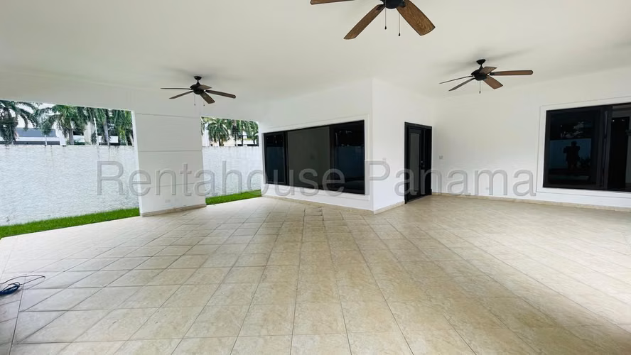 Se Vende Casa en Costa del Este LA26-6541