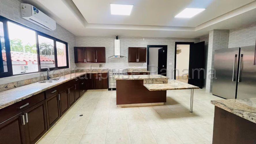 Se Vende Casa en Costa del Este LA26-6541