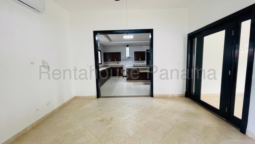 Se Vende Casa en Costa del Este LA26-6541