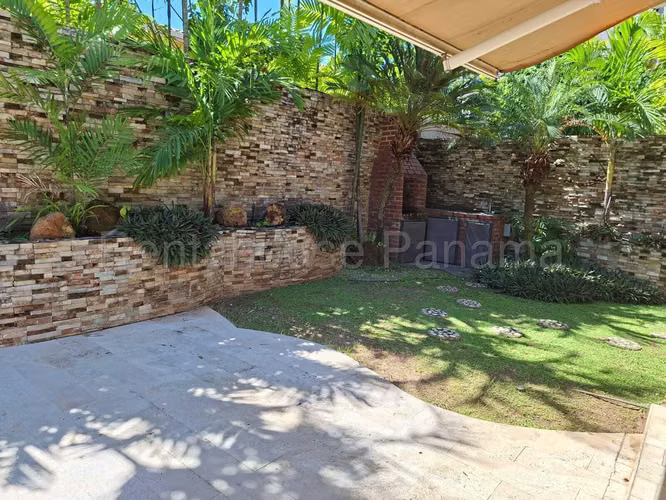 Se Vende Casa en Costa del Este LA26-6634