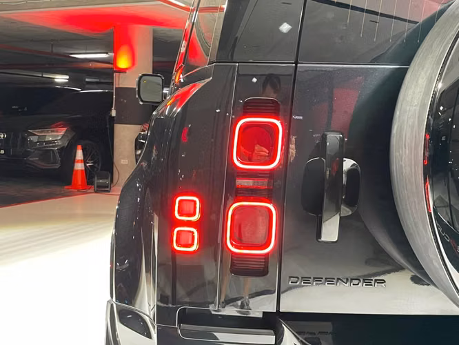 Land Rover Defender 2024