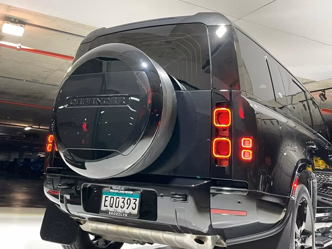 Land Rover Defender 2024