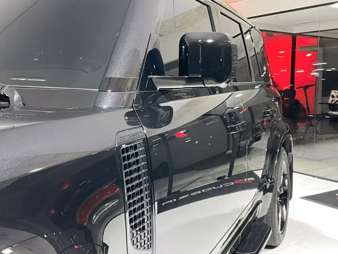 Land Rover Defender 2024