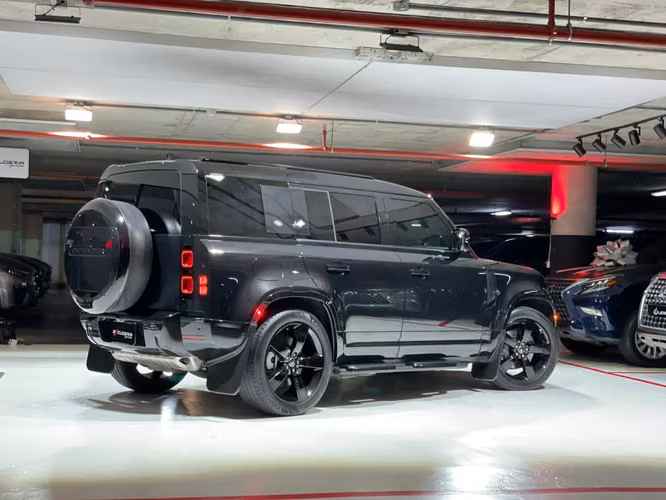 Land Rover Defender 2024