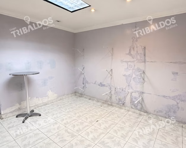 Venta de Local Comercial con terreno en Avenida Ecuador