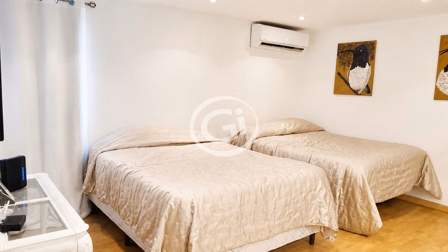 Venta Amplia Casa Obarrio. 6 Estacionamientos. Ideal para Negocio