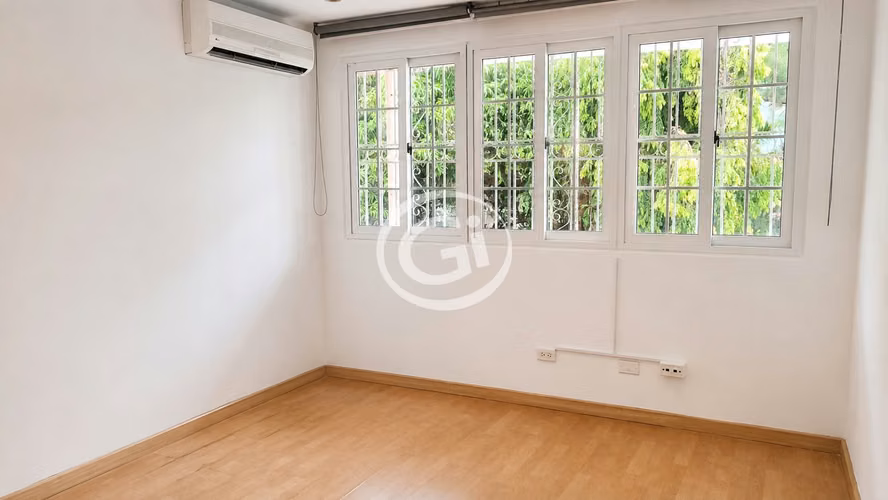 Venta Amplia Casa Obarrio. 6 Estacionamientos. Ideal para Negocio