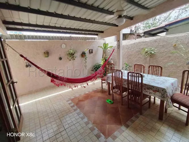 Vendo Casa de 235 m² en La Fontana, Reparto Nuevo Panamá 26-6406GG