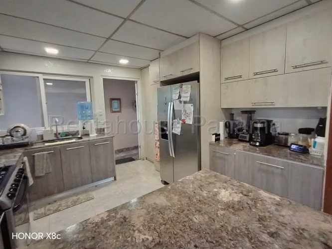 Vendo Casa de 235 m² en La Fontana, Reparto Nuevo Panamá 26-6406GG
