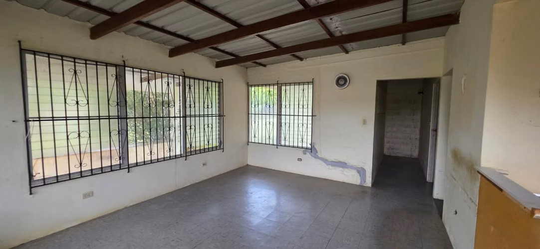 Oportunidad. Terreno de playa con estructura para remodelar  en Coronado.