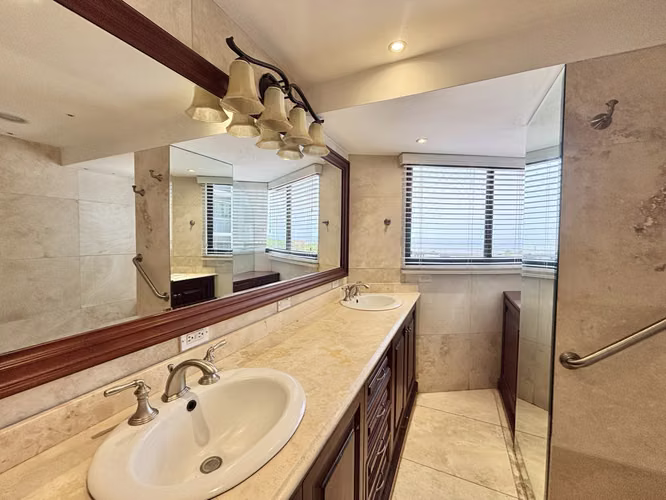 Apartamento de Lujo en Marina del Rey – Un Respiro de Exclusividad con Vista al Mar.