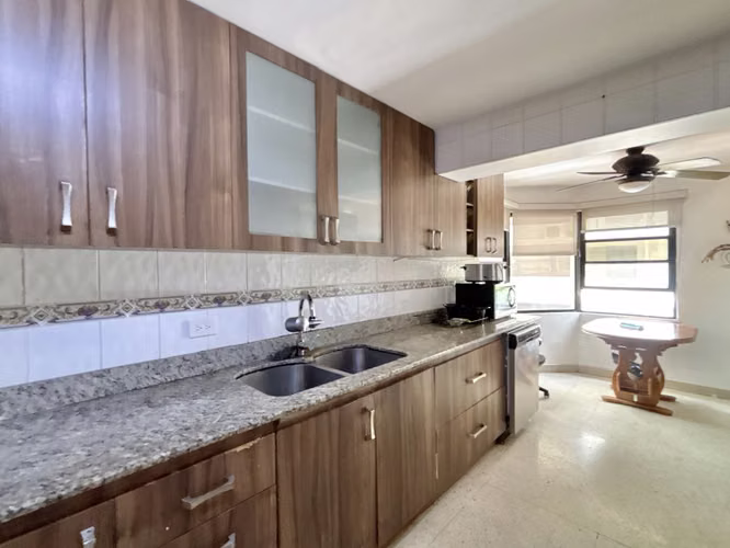 Apartamento de Lujo en Marina del Rey – Un Respiro de Exclusividad con Vista al Mar.