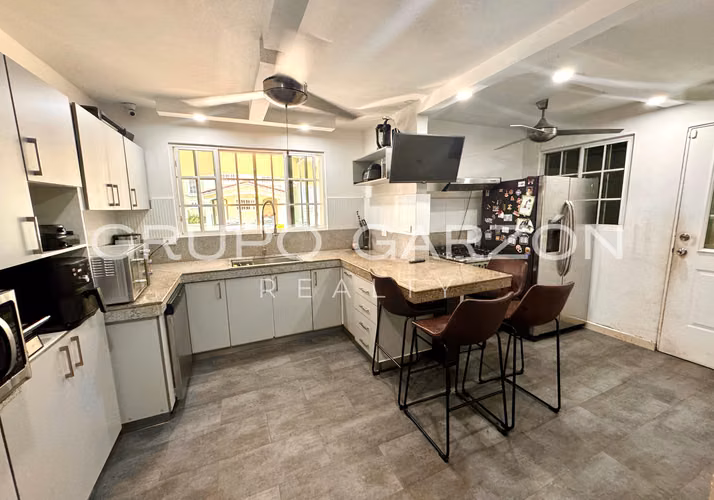 Venta de casa amoblada duplex 2 pisos en Villa Lucre (Los Azores)