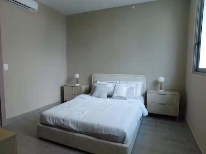 Disfruta del Privilegio de Vivir Sobre el Horizonte en este hermoso apartamento