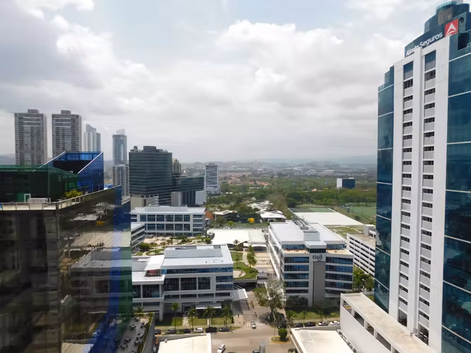 Disfruta del Privilegio de Vivir Sobre el Horizonte en este hermoso apartamento