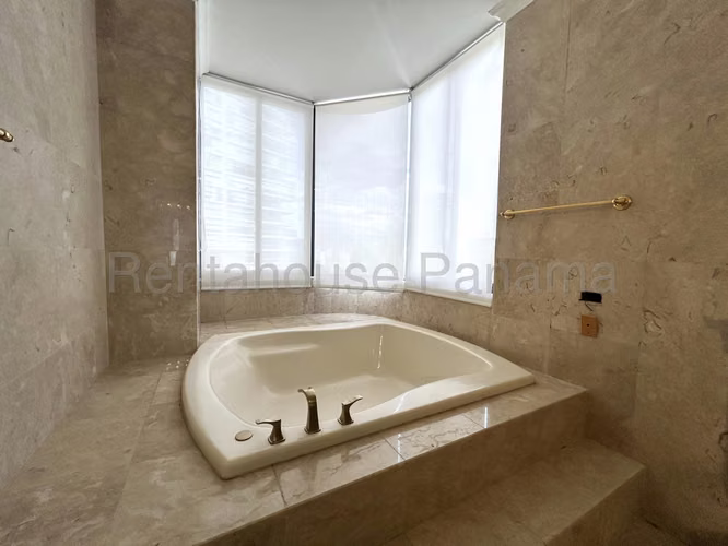 Vendo Apartamento de 430 m² en PH The Mirage, Paitilla 26-7588GG