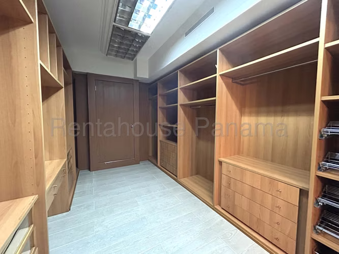 Vendo Apartamento de 430 m² en PH The Mirage, Paitilla 26-7588GG