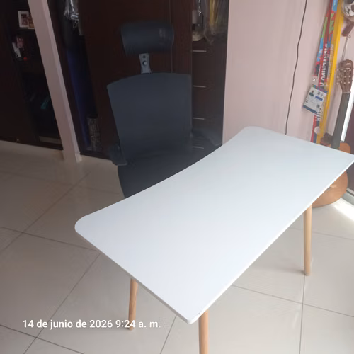 Escritorio y silla de poco uso