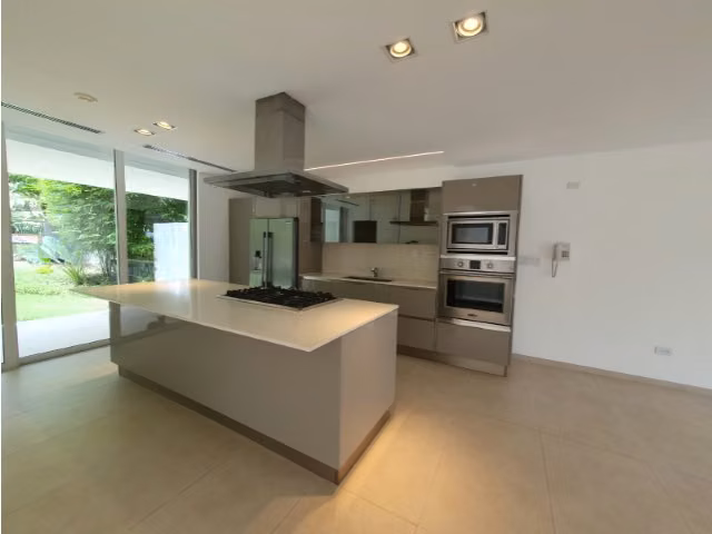Moderno Town Houses en Clayton Heights de 3 niveles