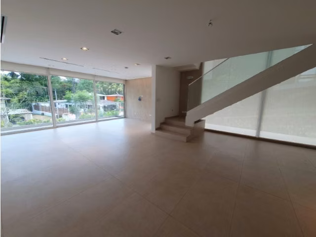 Moderno Town Houses en Clayton Heights de 3 niveles