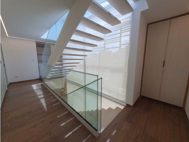 Moderno Town Houses en Clayton Heights de 3 niveles