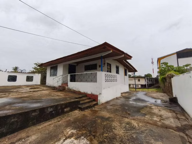 Casa en Parque Lefebre