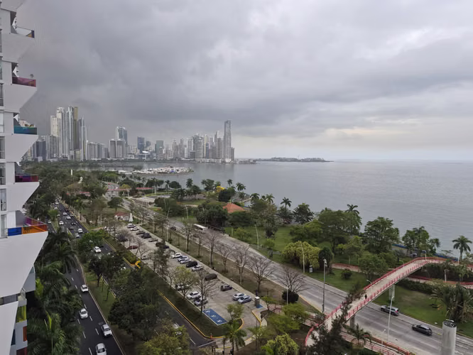 APARTAMENTO AMOBLADO FRENTE AL MAR EN VENTA