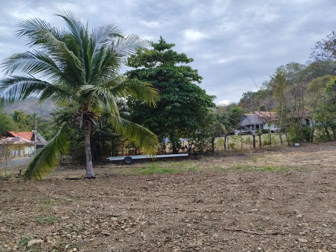 Venta de Lote Titulado Frente al Mar en Playa Bucaro, Tonosí