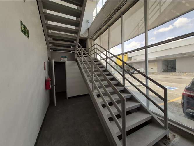 Galera en Corredor Sur - Imagen 5